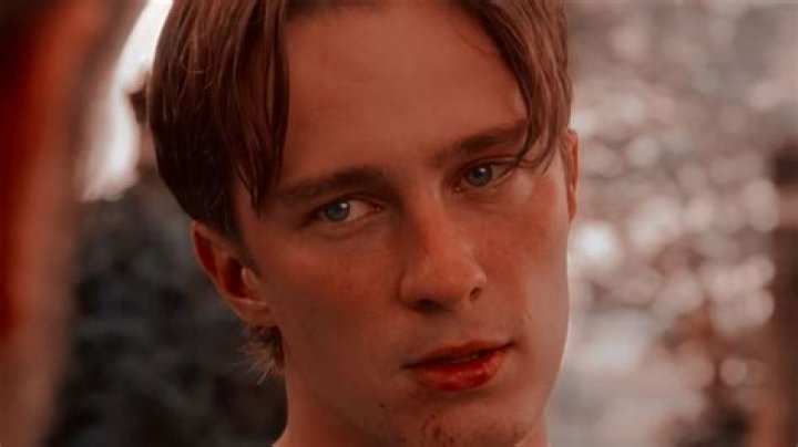 Why we obsess with Rafe Cameron from Outer banks some reasons